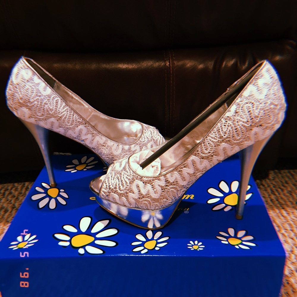 NWT Size 7.5 Silver heels